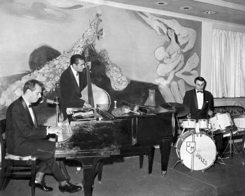Ao gravar a can��o Copacabana, em 1946, Dick Farney popularizou o g�nero