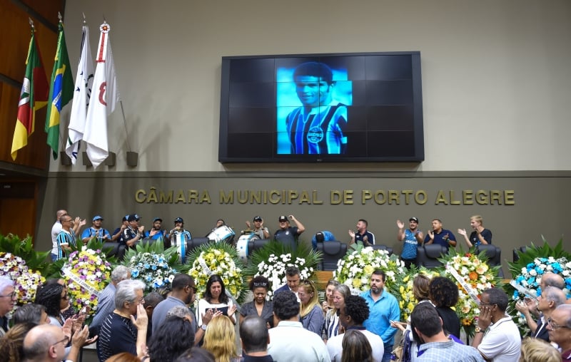 Corpo de Tarciso foi velado no plen�rio da C�mara de Porto Alegre com a presen�a de torncedores e colegas que homenagearam