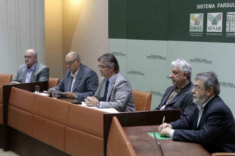 Presidente da Farsul, Gedeão Pereira (c) destaca que China garante a demanda pela soja
