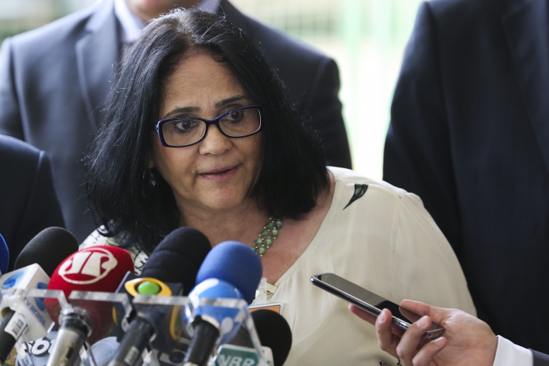 Ministra Damares Alves se colocou à disposição para tratar do caso