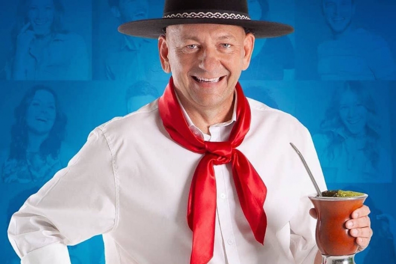 {'nm_midia_inter_thumb1':'https://www.jornaldocomercio.com/_midias/jpg/2018/12/07/206x137/1_47368011_2217110828528430_2491264383833866240_o-8563358.jpg', 'id_midia_tipo':'2', 'id_tetag_galer':'', 'id_midia':'5c0b18eb9fd21', 'cd_midia':8563358, 'ds_midia_link': 'https://www.jornaldocomercio.com/_midias/jpg/2018/12/07/47368011_2217110828528430_2491264383833866240_o-8563358.jpg', 'ds_midia': 'Havan chegada ao Rio Grande do Sul - presidente da rede - Luciano Hang se veste de gaúcho no perfil do Facebook ', 'ds_midia_credi': 'FACEBOOK/DIVULGAÇÃO/JC', 'ds_midia_titlo': 'Havan chegada ao Rio Grande do Sul - presidente da rede - Luciano Hang se veste de gaúcho no perfil do Facebook ', 'cd_tetag': '1', 'cd_midia_w': '800', 'cd_midia_h': '533', 'align': 'Left'}