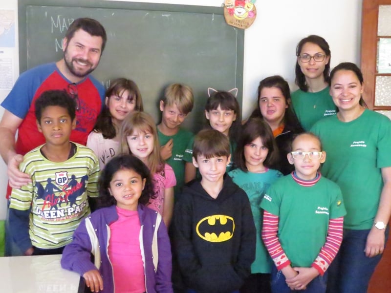 Crian�as aprendem Libras duas vezes por semana no Centro de Atendimento de Iju�