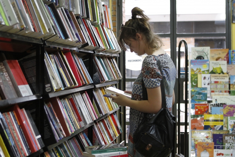 Editoras e livrarias apostam em feiras itinerantes e serviço qualificado para atrair público