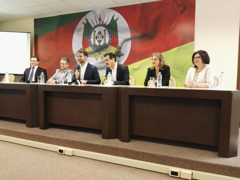 Leite (centro) anunciou Costa (esquerda) para PGE, Leany para o Planejamento e Tânia(à direita) para a Comunicação