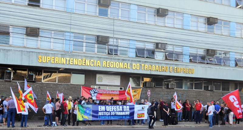 Sindicais se reuniram em frente à Secretaria Regional do Trabalho e Emprego