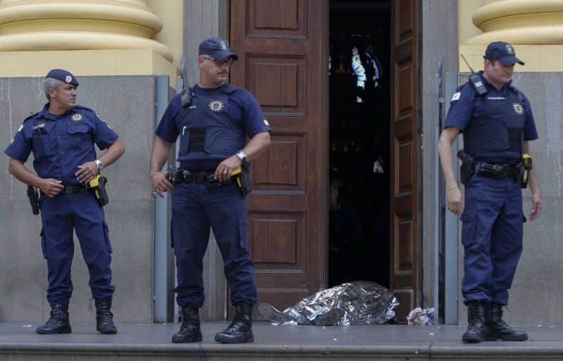 Segundo testemunhas, homem chegou nos minutos finais da missa