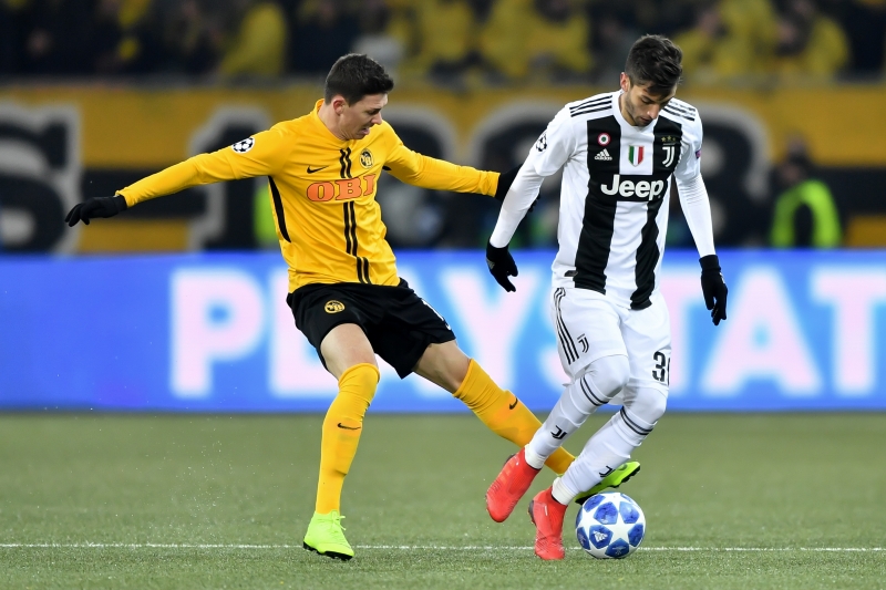 Christian Fassnacht disputa a posse com Rodrigo Bentancur na vitória do Young Boys contra a Juventus
