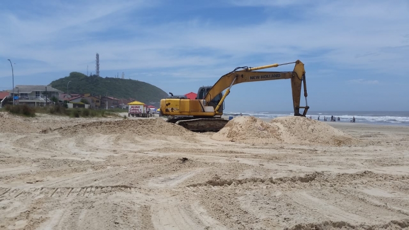 Escavadeiras retiram nesta sexta a areia na praia da Cal em Torres onde a baleia foi enterrada