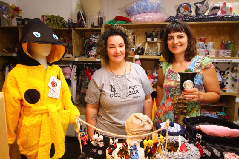 Manas loja e espa&ccedil;o coletivo. O espa&ccedil;o re&uacute;ne produtos de mais de 40 empreendedoras mulheres.
na foto: Fernanda Leite Cauduro e Carolina Alves Cozzatti Foto: CLAITON DORNELLES /JC