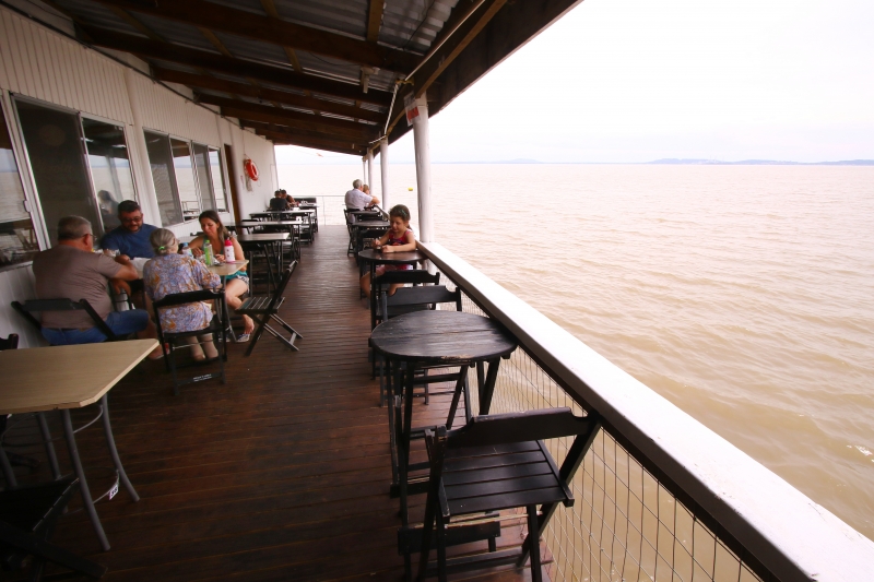 Clientes são atraídos pelo fato de o restaurante flutuar no Guaíba