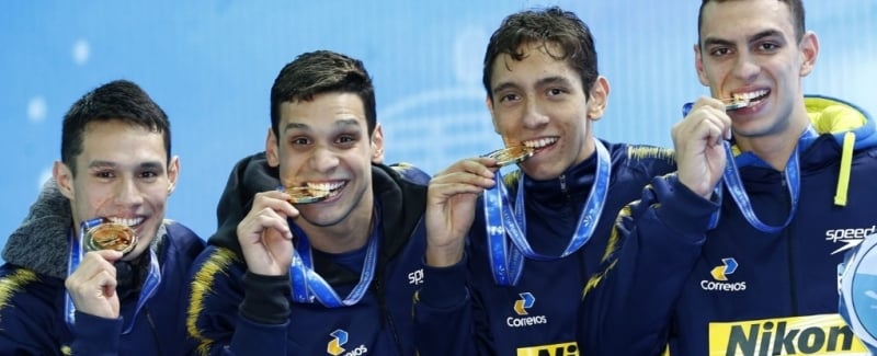 Equipe nacional surpreendeu na disputa masculina do 4x200 metros livre ao faturar a medalha de ouro