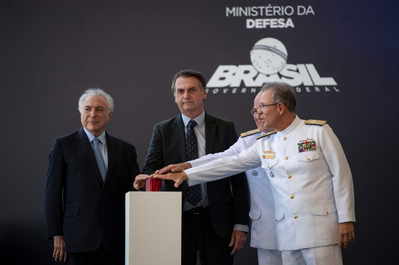 Ex-comandante da Marinha (direita) no ato de entrega de submarino ao lado de Bolsonaro e Temer