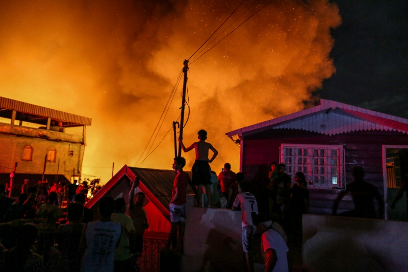 Incêndio foi de grandes proporções e o vento forte ajudou a propagar as chamas.