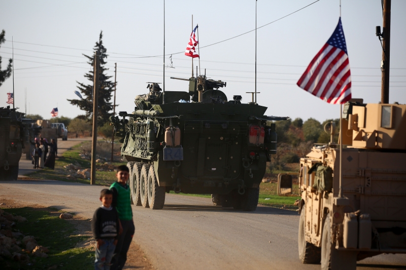 Forças norte-americanas dão apoio a aliados curdos no país