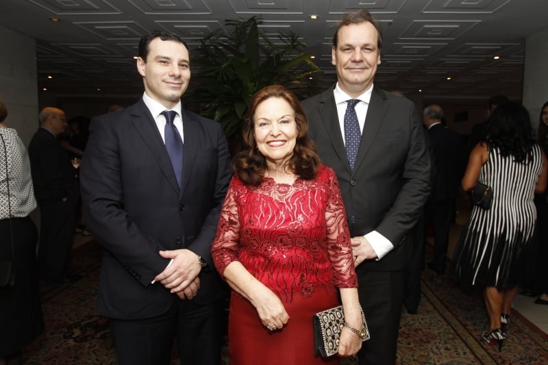 Eduardo Cunha da Costa com Sulamita Santos Cabral, presidente do Iargs, e o desembargador Eduardo Delgado