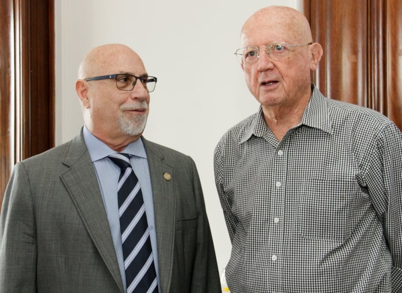 Paulo Afonso Pereira, presidente da Associação Comercial de Porto Alegre, com Humberto Ruga na comemoração de final de ano da ACPA