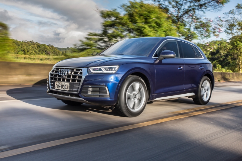 Peso em ordem de marcha, sem o motorista, é de 2.295 quilos, 500 a mais do que na versão convencional