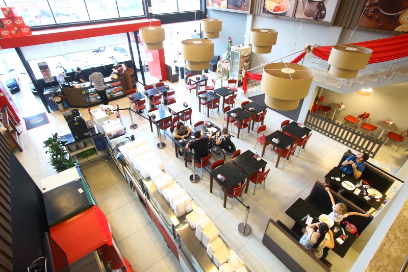 Al&eacute;m do servi&ccedil;o na mesa, a Doces da Praia tem um buffet de caf&eacute;s Foto: CLAITON DORNELLES /JC