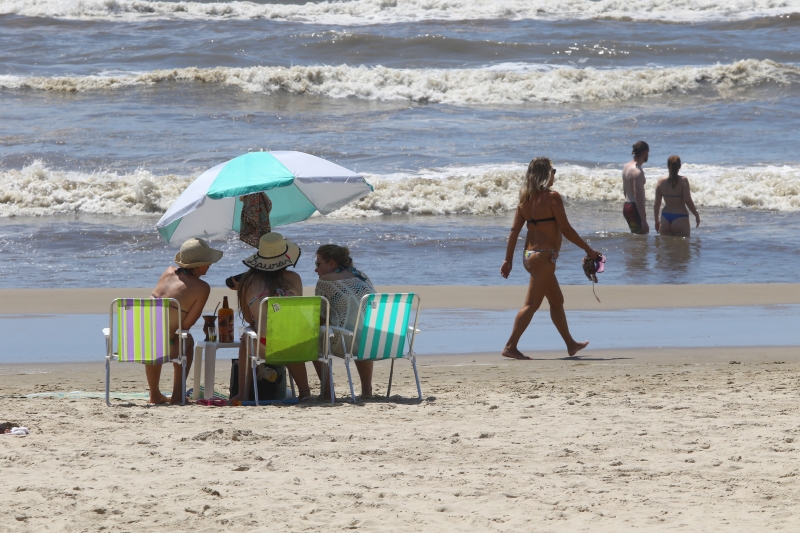 Chegada do verão e aumento de circulação de pessoas nas praias preocupam o governo estadual