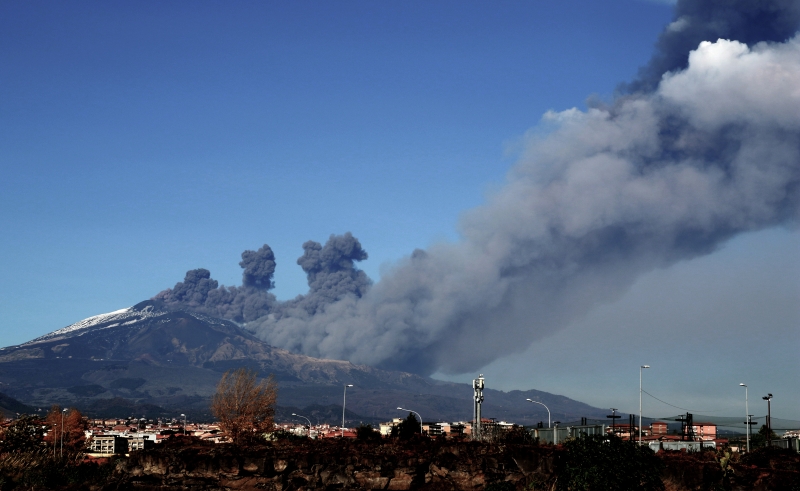 Vulcão entrou em plena erupção há quatro dias, com lançamento de lavas e cinzas