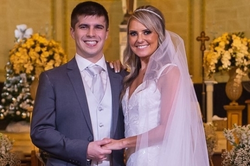 Marcelo Borges Rodrigues e Rebeca Pereira casaram-se na Paróquia Santa Teresinha e brindaram com festa na Leopoldina Juvenil