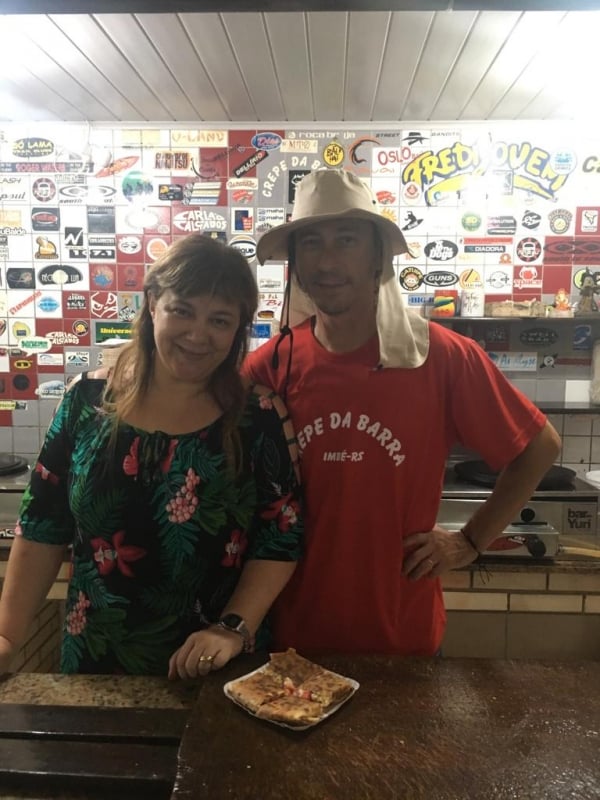 Nádia Simone Santos e o marido, 'Marquinhos do crepe', tocam o negócio há mais de duas décadas Foto: CREPE DA BARRA/DIVULGAÇÃO/JC