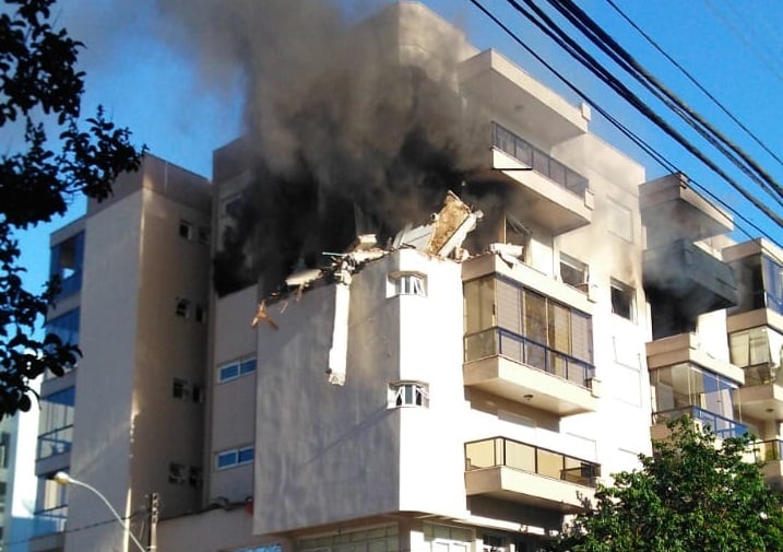 Explosão de gás em um dos apartamentos teria dado início ao incêndio, de acordo com os bombeiros