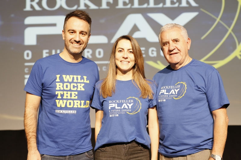 Andr&eacute; Belz (&agrave; esquerda), da Rockfeller Language, ao lado dos s&oacute;cios Renata Morais e Romeu Morais Foto: HENRIQUE KOTAKA/DIVULGA&Ccedil;&Atilde;O/JC