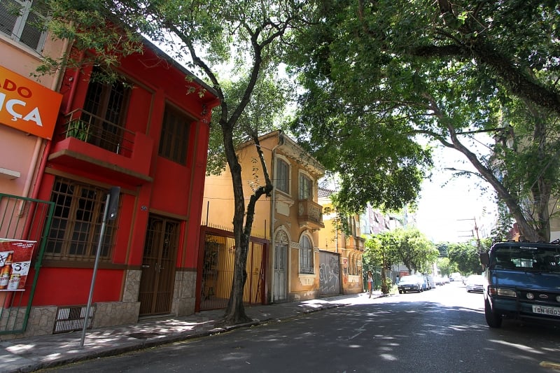 Na Demétrio Ribeiro, imóvel de compatibilização (e) harmoniza casas listadas como de estruturação, ao lado