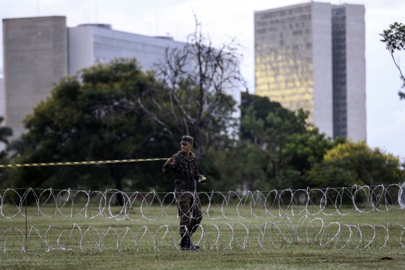 Segurança é reforçada para a posse de Jair Bolsonaro, com cercamento na área de ministérios