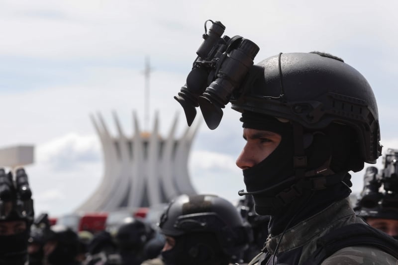 Mais de 12 mil policiais militares, civis e federais e bombeiros estão em pontos chaves de Brasília