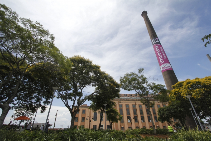 Exposição da faixa é contrapartida à empresa que custeará show de fogos na orla, diz prefeitura