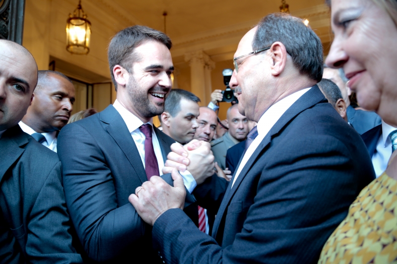 Leite recebeu cargo e acompanhou o antecessor José Ivo Sartori até a saída do Palácio Piratini