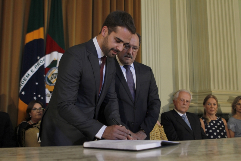 Leite recebe cargo do antecessor José Ivo Sartori no Palácio Piratini