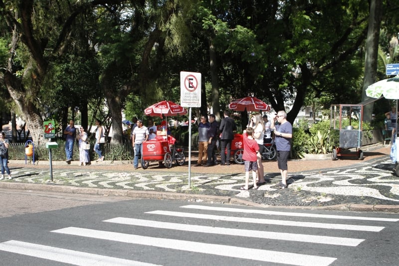 Dia quente pós-Réveillon esvaziou a presença da população nas ruas e nas cerimônias de posse