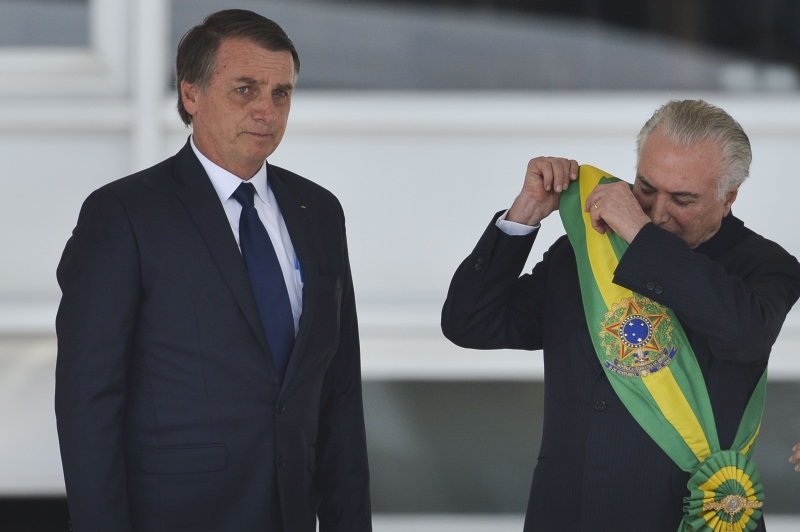 Ao receber a faixa de Temer, Bolsonaro lembrou o atentado que sofreu na campanha
