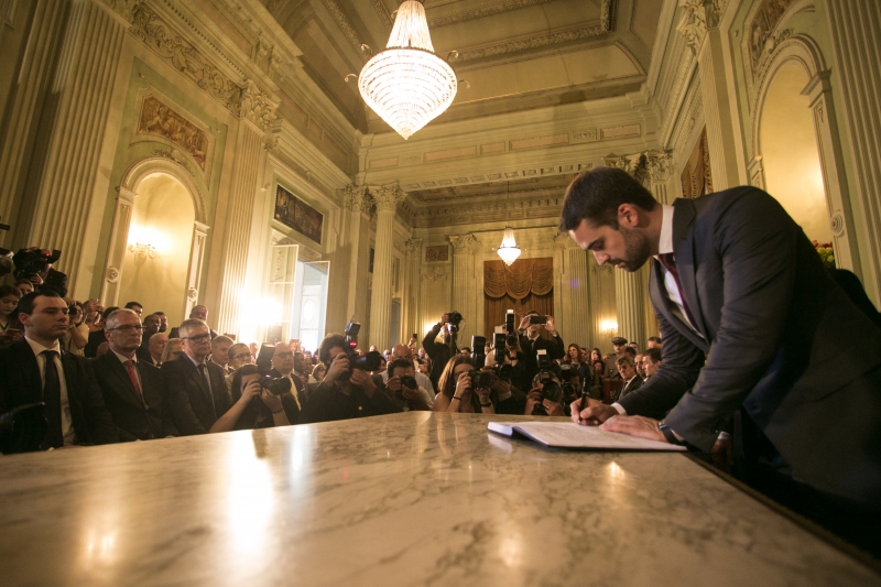 {'nm_midia_inter_thumb1':'https://www.jornaldocomercio.com/_midias/jpg/2019/01/01/206x137/1_posse_do_governador_eduardo_leite__3___1_-8584484.jpg', 'id_midia_tipo':'2', 'id_tetag_galer':'', 'id_midia':'5c2bdbf811fbe', 'cd_midia':8584484, 'ds_midia_link': 'https://www.jornaldocomercio.com/_midias/jpg/2019/01/01/posse_do_governador_eduardo_leite__3___1_-8584484.jpg', 'ds_midia': 'Posse do governador eleito Eduardo Leite e do vice Ranolfo Vieira Júnior - Leite assina termo no Palácio Piratini', 'ds_midia_credi': 'KARINE VIANA/PALÁCIO PIRATINI/DIVULGAÇÃO/JC', 'ds_midia_titlo': 'Posse do governador eleito Eduardo Leite e do vice Ranolfo Vieira Júnior - Leite assina termo no Palácio Piratini', 'cd_tetag': '1', 'cd_midia_w': '800', 'cd_midia_h': '533', 'align': 'Left'}