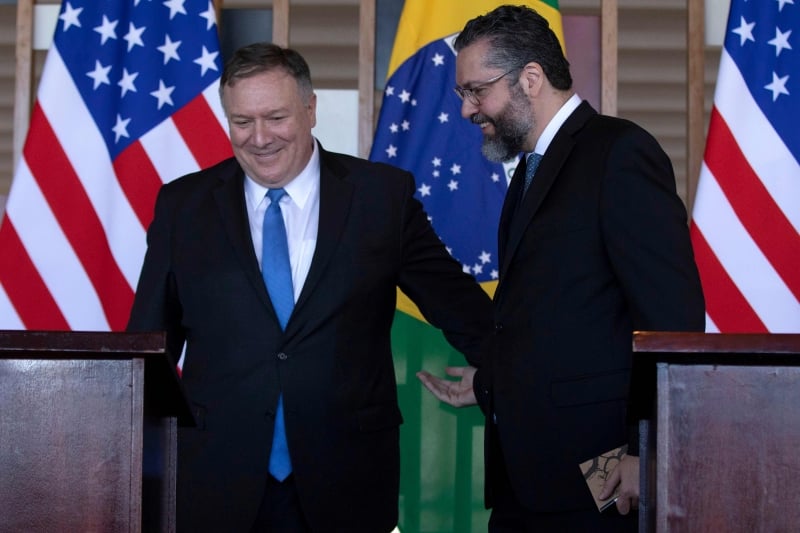 Araújo (d) rebateu as críticas sobre alinhamento excessivo do país com os EUA
