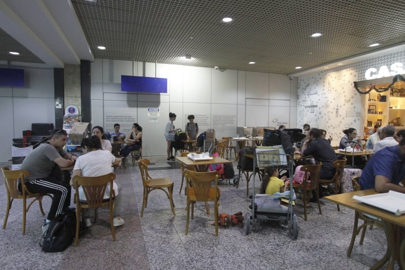 {'nm_midia_inter_thumb1':'https://www.jornaldocomercio.com/_midias/jpg/2019/01/02/206x137/1_lp_020119___aeroporto__15_-8585511.jpg', 'id_midia_tipo':'2', 'id_tetag_galer':'', 'id_midia':'5c2cd513317d5', 'cd_midia':8585511, 'ds_midia_link': 'https://www.jornaldocomercio.com/_midias/jpg/2019/01/02/lp_020119___aeroporto__15_-8585511.jpg', 'ds_midia': 'Obras no aeroporto Salgado Filho.  Na foto: redução do espaço para as obras', 'ds_midia_credi': 'LUIZA PRADO/JC', 'ds_midia_titlo': 'Obras no aeroporto Salgado Filho.  Na foto: redução do espaço para as obras', 'cd_tetag': '1', 'cd_midia_w': '800', 'cd_midia_h': '533', 'align': 'Left'}