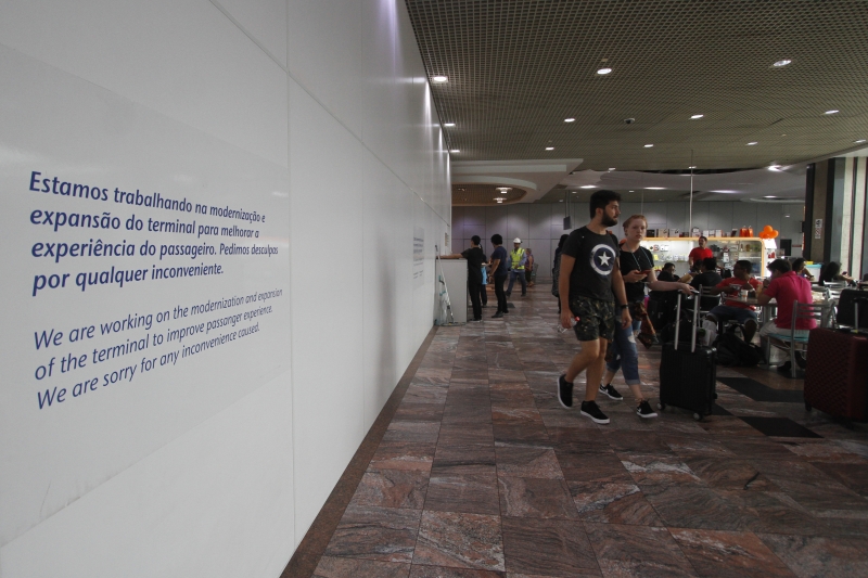 {'nm_midia_inter_thumb1':'https://www.jornaldocomercio.com/_midias/jpg/2019/01/02/206x137/1_lp_020119___aeroporto__23_-8585519.jpg', 'id_midia_tipo':'2', 'id_tetag_galer':'', 'id_midia':'5c2cd513317d5', 'cd_midia':8585519, 'ds_midia_link': 'https://www.jornaldocomercio.com/_midias/jpg/2019/01/02/lp_020119___aeroporto__23_-8585519.jpg', 'ds_midia': 'Obras no aeroporto Salgado Filho.  Na foto: redução do espaço para as obras', 'ds_midia_credi': 'LUIZA PRADO/JC', 'ds_midia_titlo': 'Obras no aeroporto Salgado Filho.  Na foto: redução do espaço para as obras', 'cd_tetag': '1', 'cd_midia_w': '800', 'cd_midia_h': '533', 'align': 'Left'}