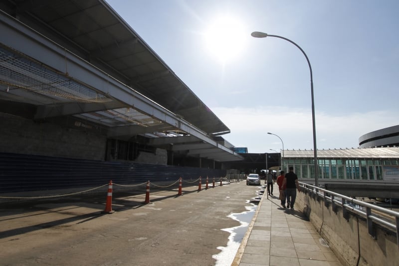 {'nm_midia_inter_thumb1':'https://www.jornaldocomercio.com/_midias/jpg/2019/01/02/206x137/1_mc020118_aeroporto__264_-8587001.jpg', 'id_midia_tipo':'2', 'id_tetag_galer':'', 'id_midia':'5c2d36ba2303b', 'cd_midia':8587001, 'ds_midia_link': 'https://www.jornaldocomercio.com/_midias/jpg/2019/01/02/mc020118_aeroporto__264_-8587001.jpg', 'ds_midia': 'Obras no aeroporto Salgado Filho', 'ds_midia_credi': 'MARIANA CARLESSO/JC', 'ds_midia_titlo': 'Obras no aeroporto Salgado Filho', 'cd_tetag': '1', 'cd_midia_w': '800', 'cd_midia_h': '533', 'align': 'Left'}