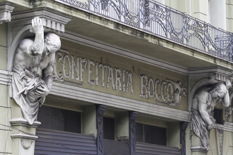 Esculpidos por Guiseppe Gaudenzi, atlantes da fachada mostram primeiros sinais de deterioração