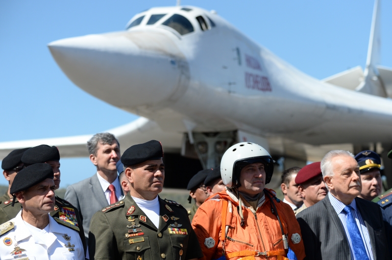 Ministro da Defesa venezuelano Vladimir Padrino (segundo, da esq. para a dir.) recepciona pilotos russos