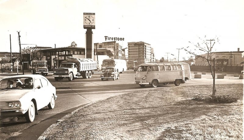 A via foi inaugurada oficialmente em 1940 por Getúlio Vargas