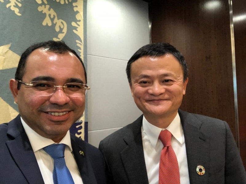 Edson Prestes (Ufrgs e IEEE) e Jack Ma (executive chairman do Alibaba Group)