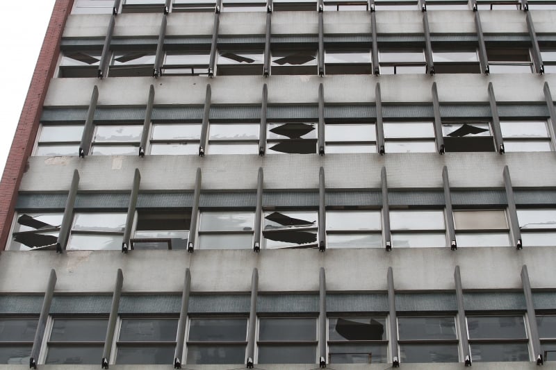  Ag&ecirc;ncia do INSS no Centro teve as vidra&ccedil;as quebradas com o temporal. 
