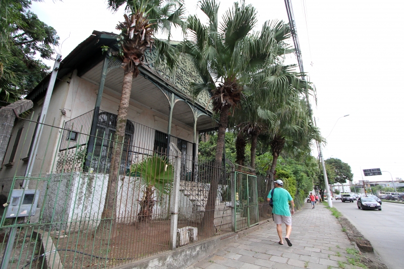 {'nm_midia_inter_thumb1':'https://www.jornaldocomercio.com/_midias/jpg/2019/01/08/206x137/1_mq080119_tombamento033-8591309.jpg', 'id_midia_tipo':'2', 'id_tetag_galer':'', 'id_midia':'5c350831b9bb9', 'cd_midia':8591309, 'ds_midia_link': 'https://www.jornaldocomercio.com/_midias/jpg/2019/01/08/mq080119_tombamento033-8591309.jpg', 'ds_midia': 'Testemunhos do car&aacute;ter rural, casar&otilde;es de est&acirc;ncia resistem no Teres&oacute;polis', 'ds_midia_credi': 'MARCO QUINTANA/JC', 'ds_midia_titlo': 'Testemunhos do car&aacute;ter rural, casar&otilde;es de est&acirc;ncia resistem no Teres&oacute;polis', 'cd_tetag': '1', 'cd_midia_w': '800', 'cd_midia_h': '533', 'align': 'Left'}