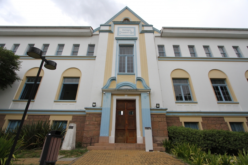 Casarões de estância resistem no Teresópolis; fachada do colégio Cruzeiro do Sul foi restaurada 
