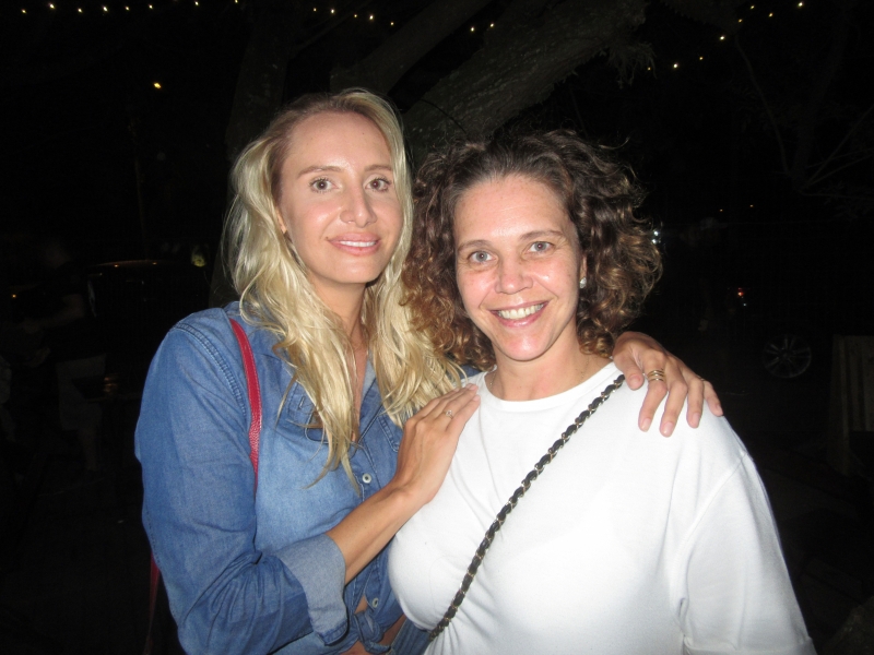 Thais Schonerwald e Kuka Nagelstein em animado 
grupo no Pallet, no complexo Ramblas 