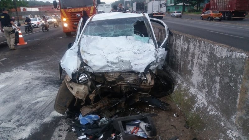 Polícia realiza perícia no local para apurar detalhes do acidente